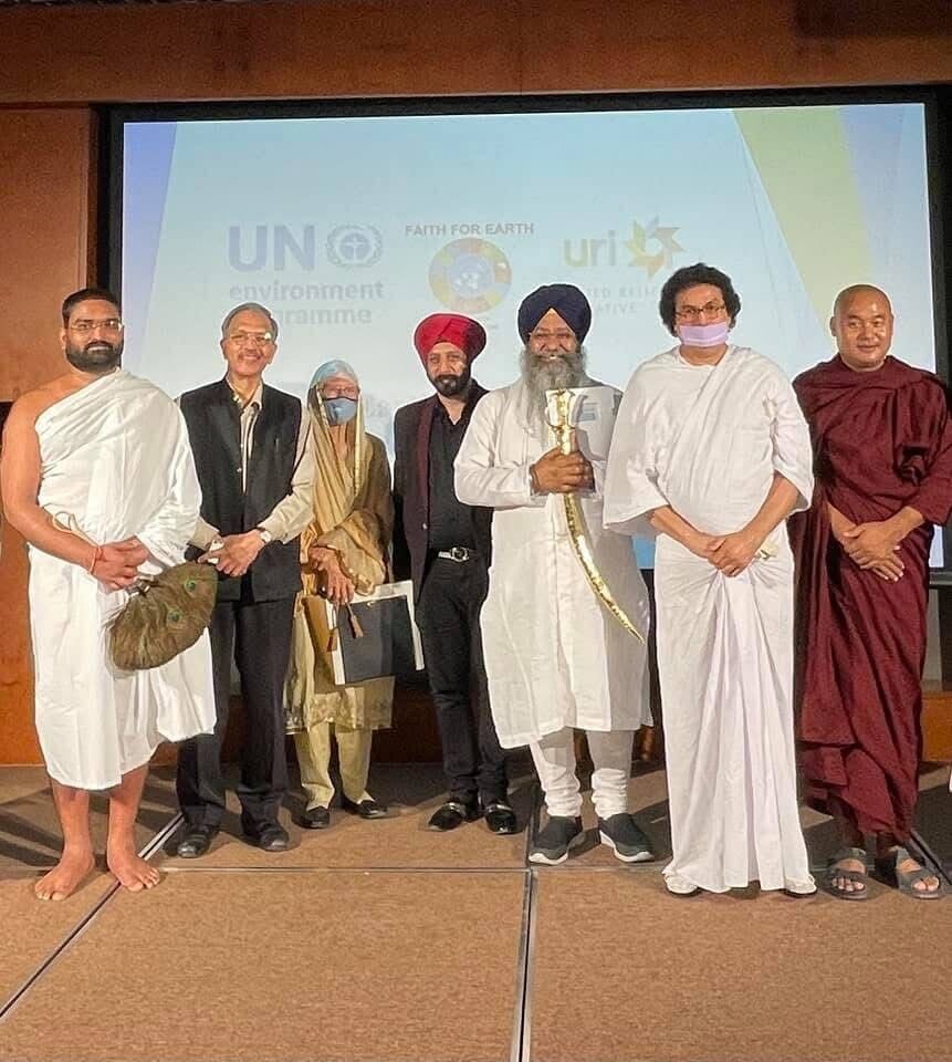 Yog Bhooshan Maharaj with seven faith leaders at UNEP Faith for Earth · URI roundtable