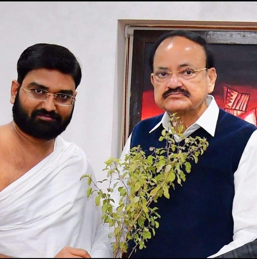 Maharaj Ji presenting tulsi plant to former Vice President Shri M. Venkaiah Naidu